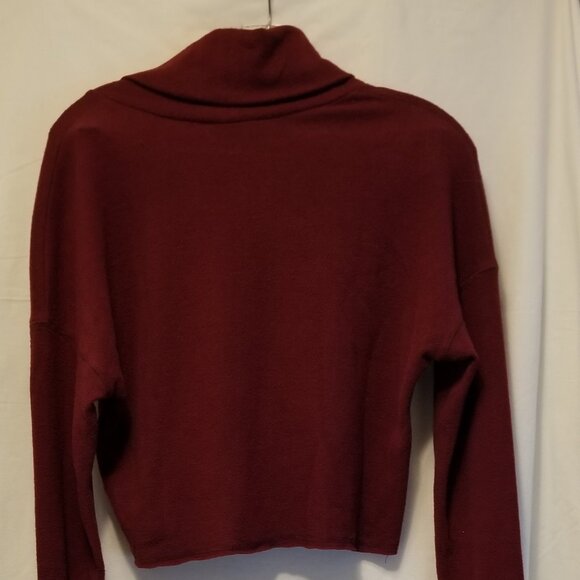 BEAR DANCE TURTLE NECK SWEATER CROP TOP. WOMAN'S SIZE SMALL. - Picture 2 of 2